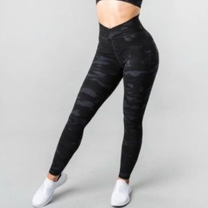 SOLD Alphalete surface path leggings